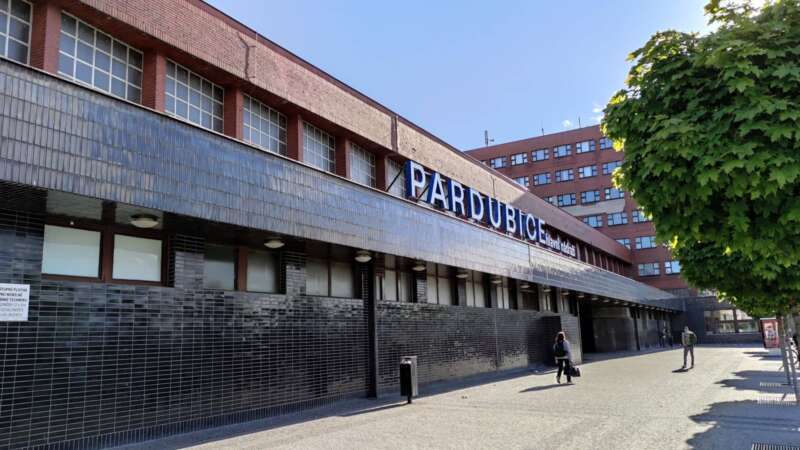 Pardubice hlavní nádraží z venku