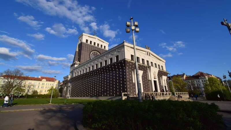 Kostel navrhl slovinský architekt Josip Plečnik