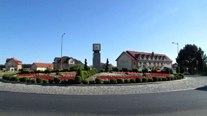 Centrum obce je hezké a plné květin