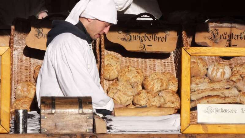 Na trzích si můžete koupit spoustu dobrot - třeba i poctivý chleba na doma