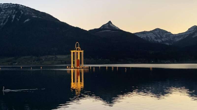 Plovoucí osvětlená lucerna na jezeře Wolfgangsee je symbolem zdejších trhů