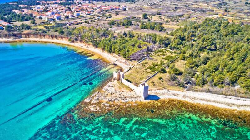 Pevnost Kaštelina je hlavní památkou ostrova
