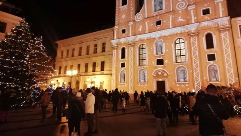 Teprve po setmění mají vánoční trhy tu pravou atmosféru