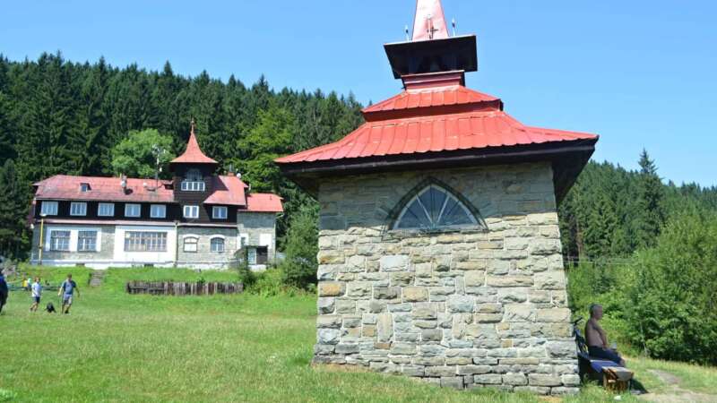 Stejnojmenná chata Ondřejník je oblíbeným místem k zastavení a odpočinku