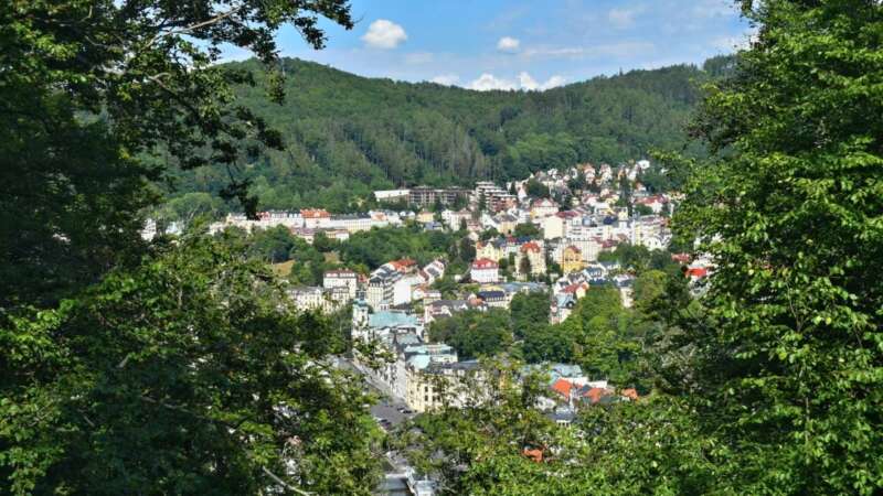 Krásný pohled na Karlovy Vary z rozhledny