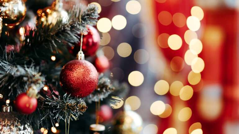 Vánoční ozdoby na stromeček – Bílé, dřevěné, z papíru (Průvodce)