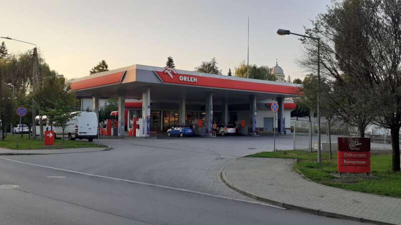 Orlen má největší síť benzínek v Polsku. Je to domácí společnost.