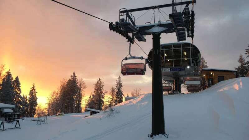 Vedou sem i dvě lanovky využívané Ski arénou.