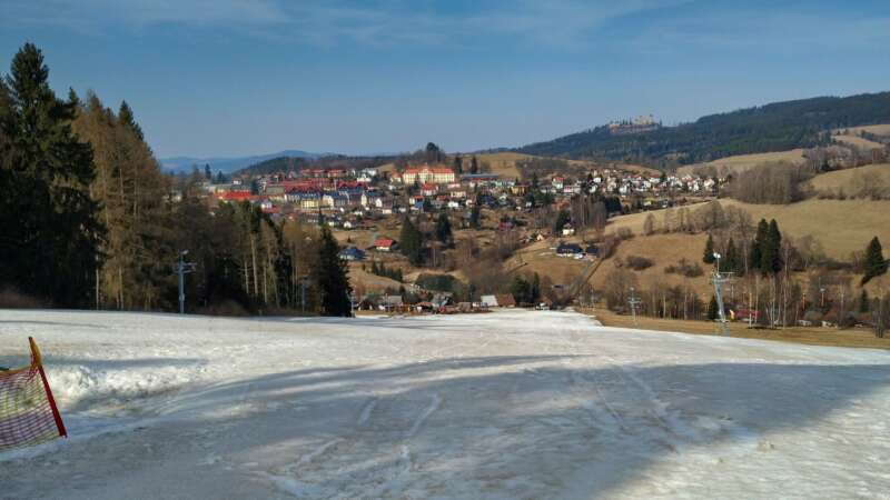 Skiareál Kašperské Hory patří mezi menší, ale hezké lyžařské areály
