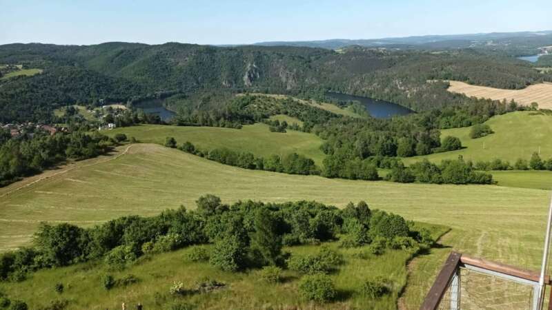 Takové jsou panoramata z vrcholu rozhledny Milada