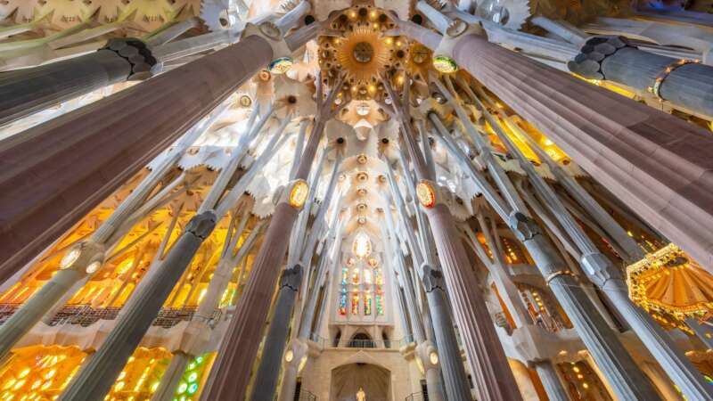 Dechberoucí interiéry kostela Kostel La Sagrada Familia