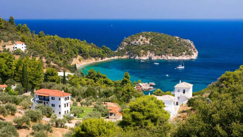 Skopelos má velmi členité pobřeží