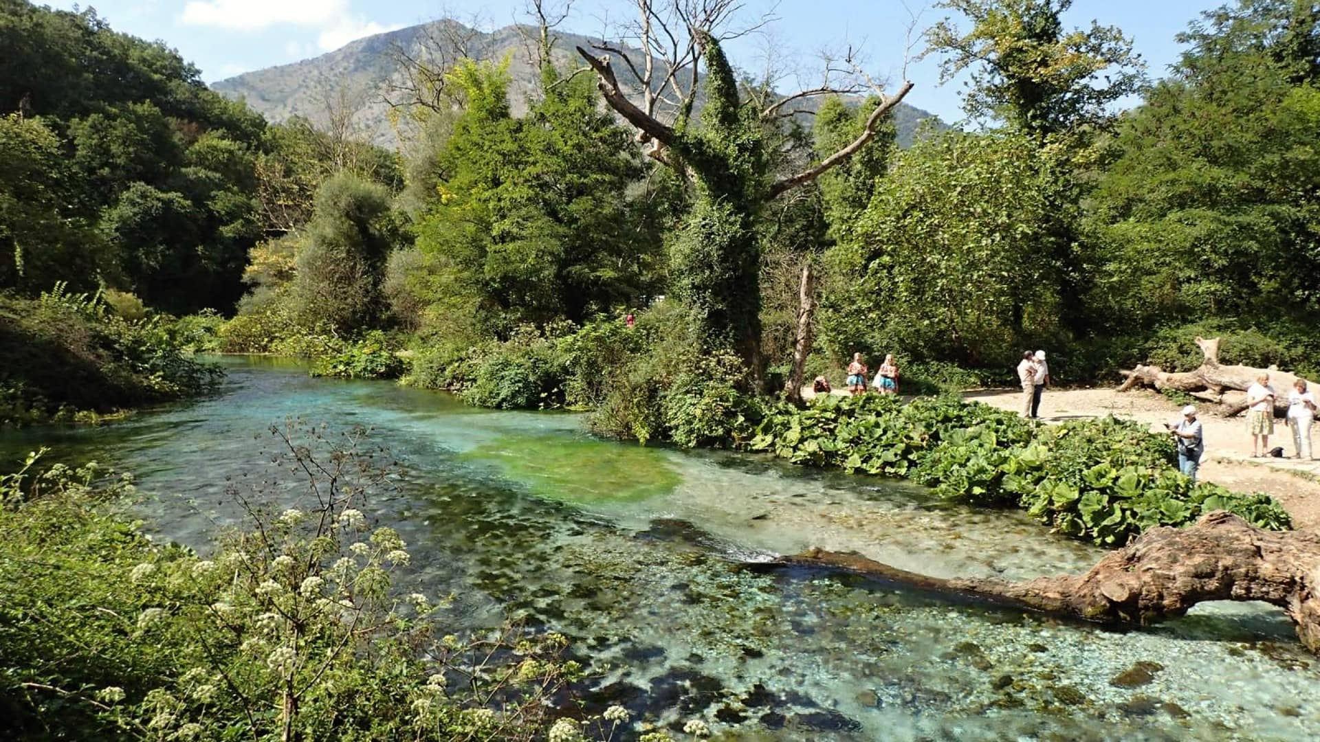 Modré oko Albánii je úžasná přírodní podívaná
