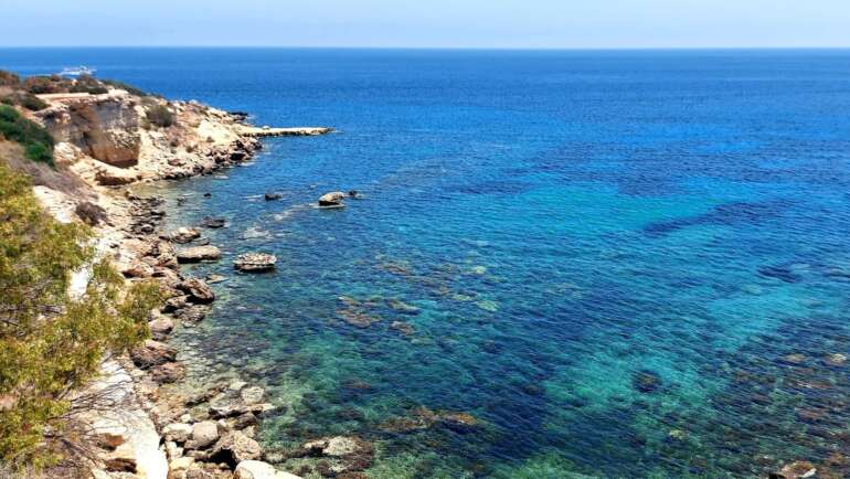 Pláž Konnos je situovaná v idylické klidné zátoce nedaleko Ayia Napa