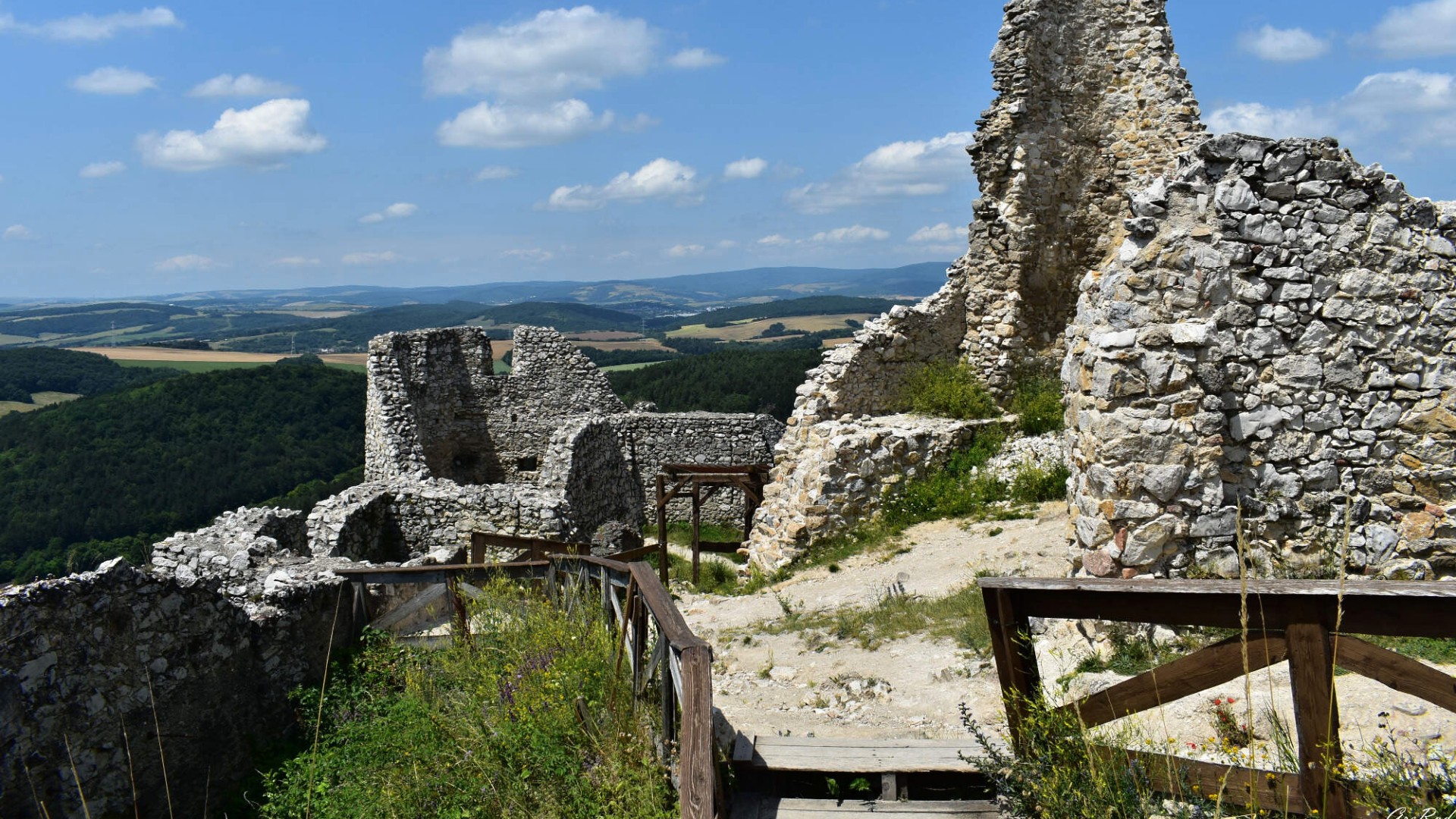 Čachtický hrad je obrovský