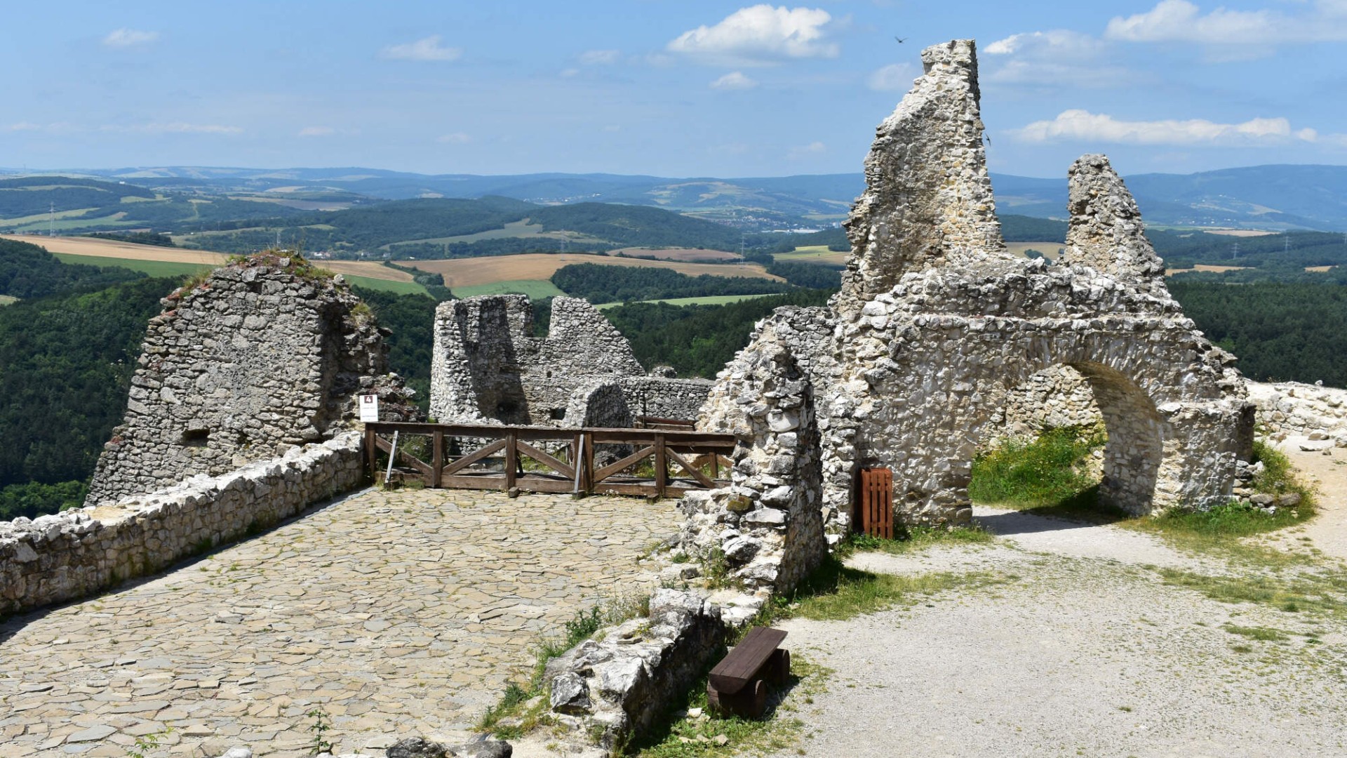 Čachtický hrad je opravdu majestátný s nádhernými výhledy