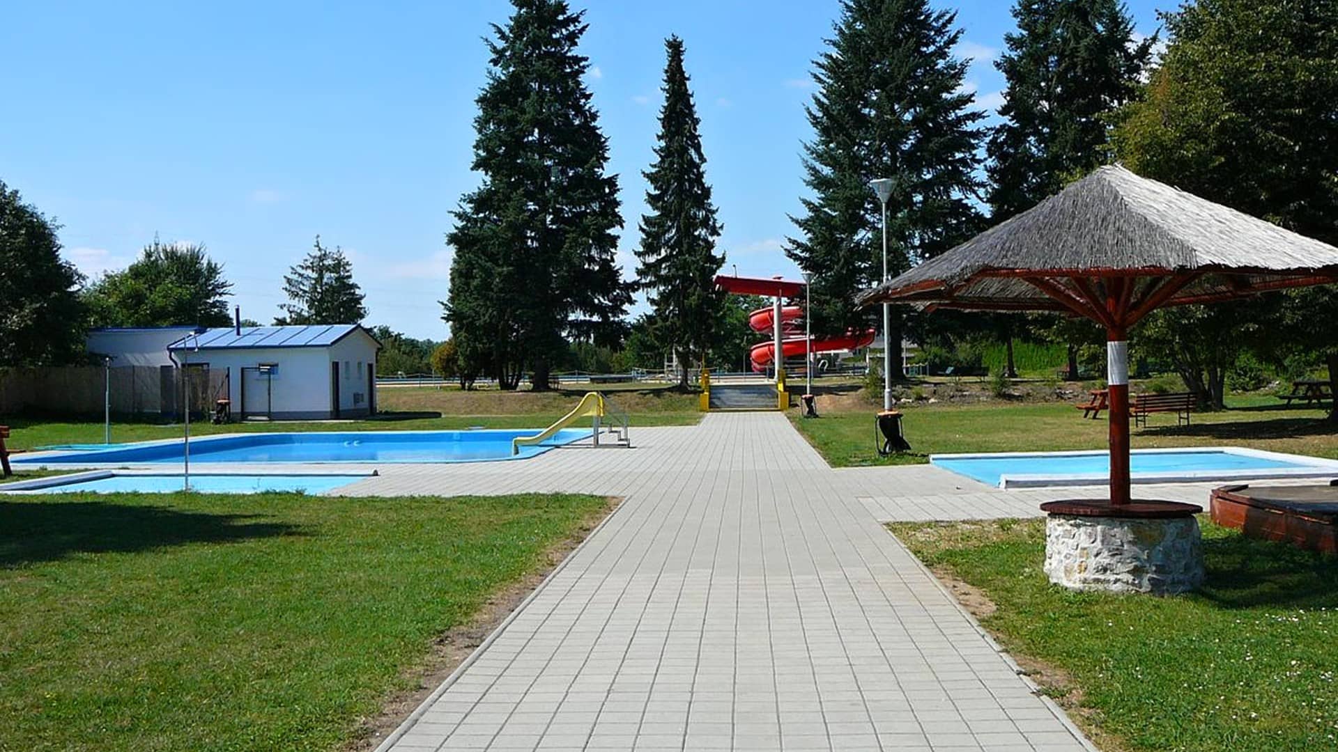 Areál koupaliště je prostorný a hezky udržovaný