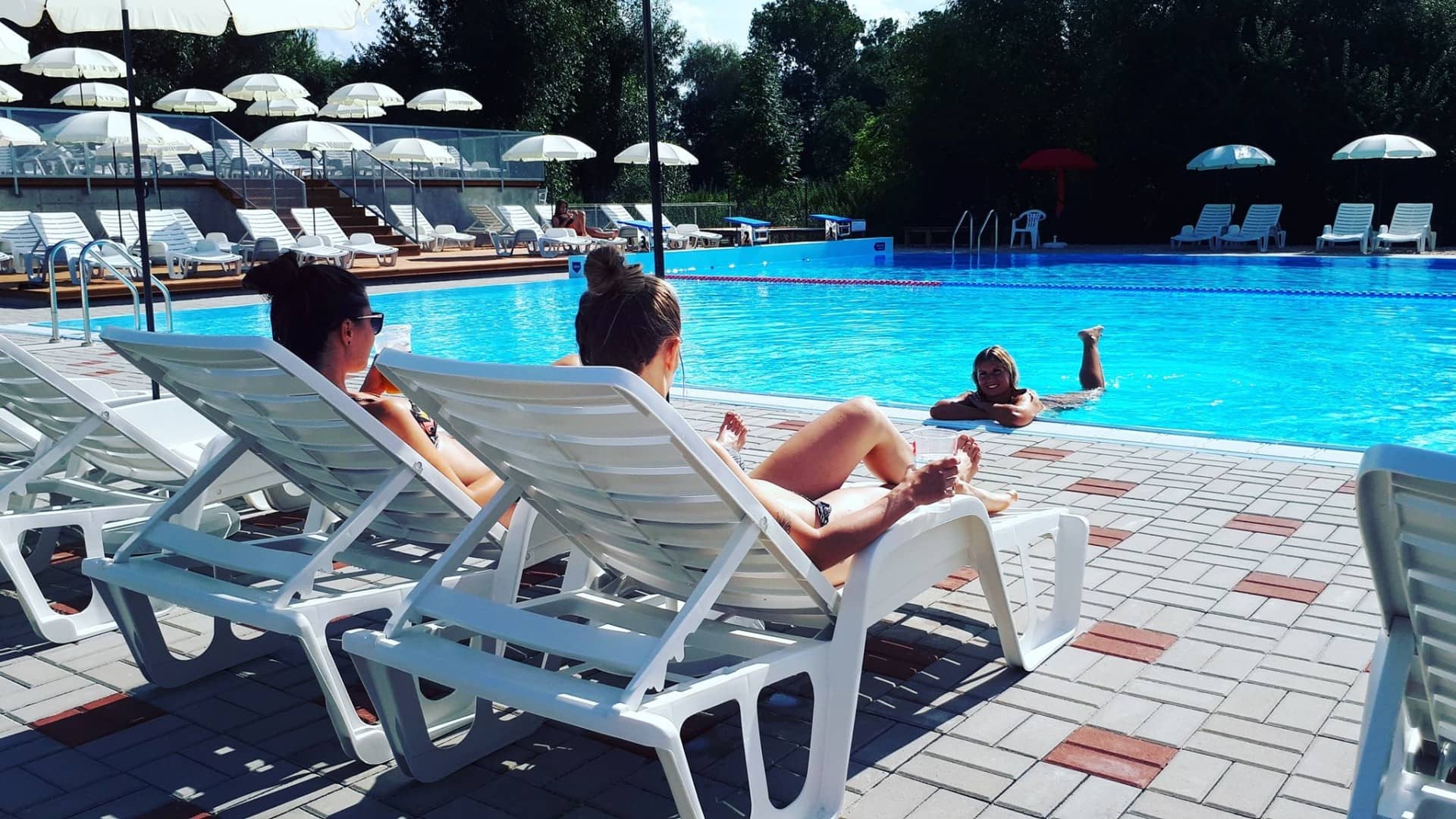 Areál je dobře udržovaný a nabízí spoustu lehátek