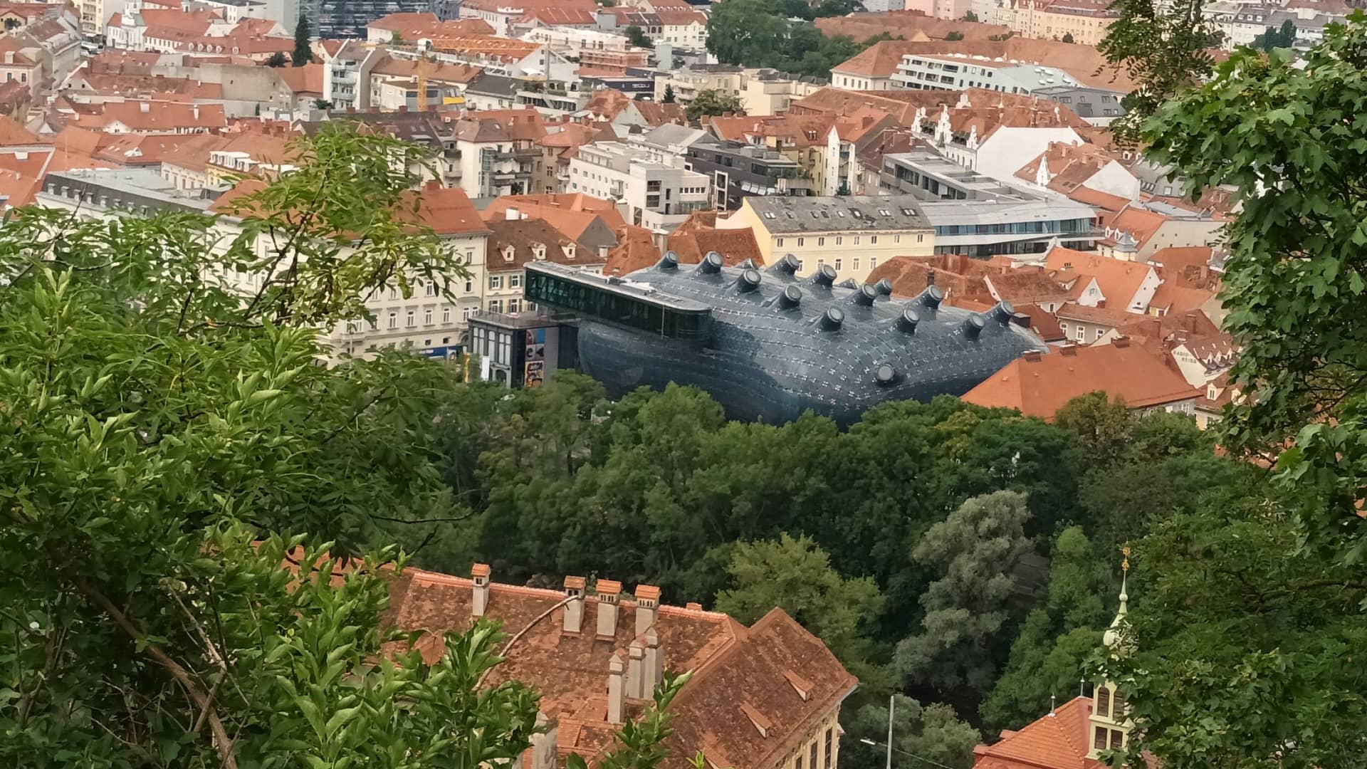 Budova Kunsthaus Graz pěkně z výšky