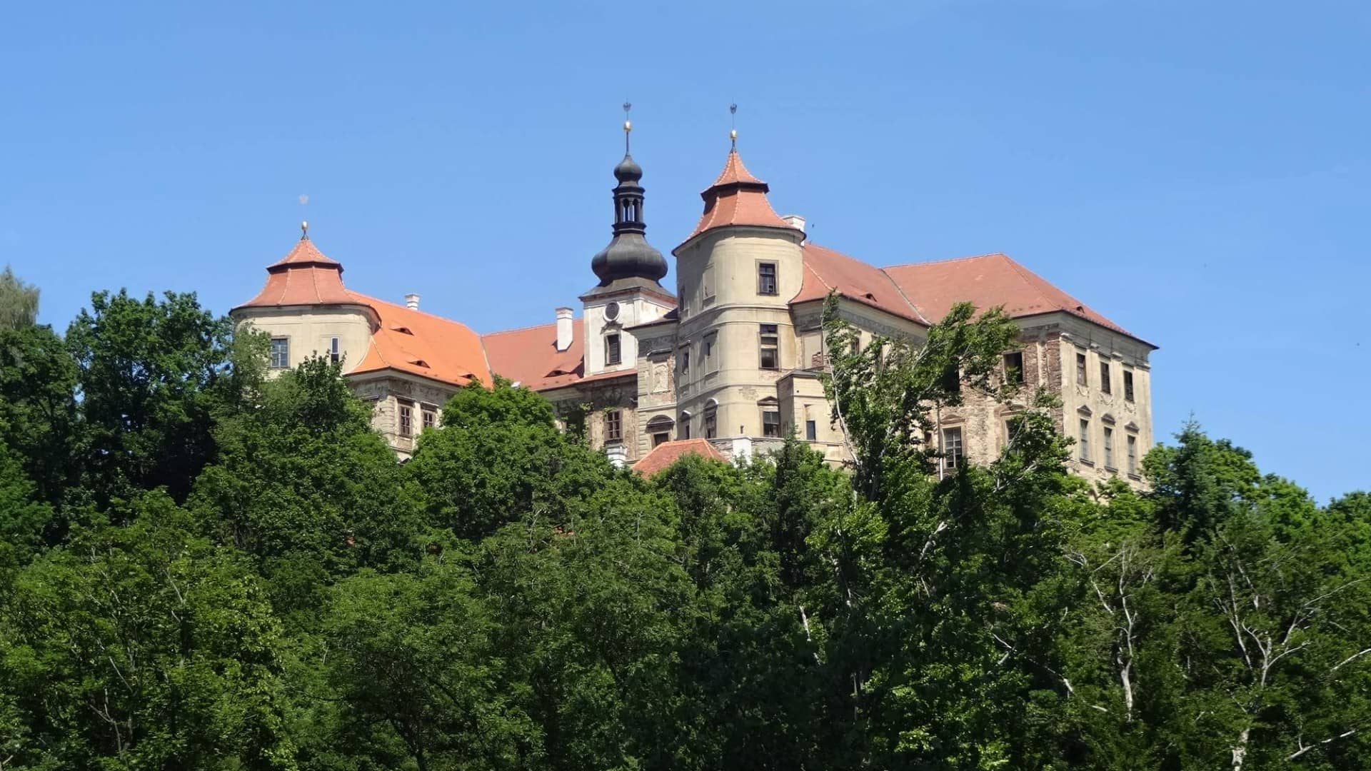 Zámek Jezeří a okolí - Unikátní průvodce a fotky