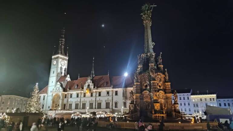 Sloup je tak velký, že má v sobě kapli