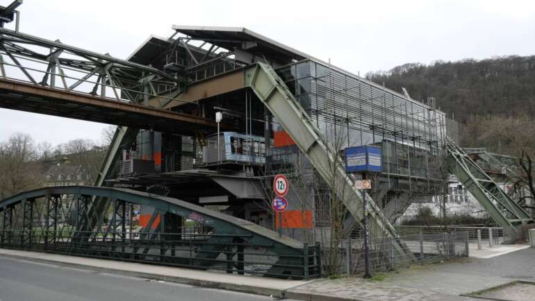 Wuppertal Schwebebahn v mnohém předběhla dobu