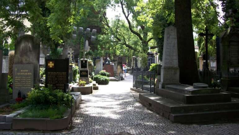 Vyšehradský hřbitov je vlastně krásný park