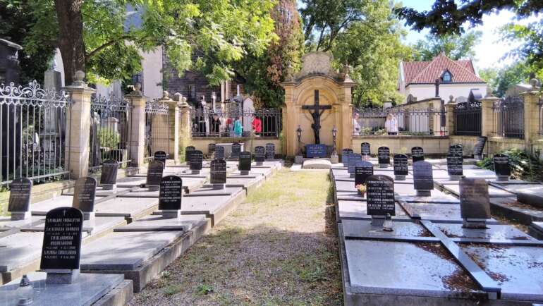 Je zde také mnoho soch, plastik a nádherných epitafů