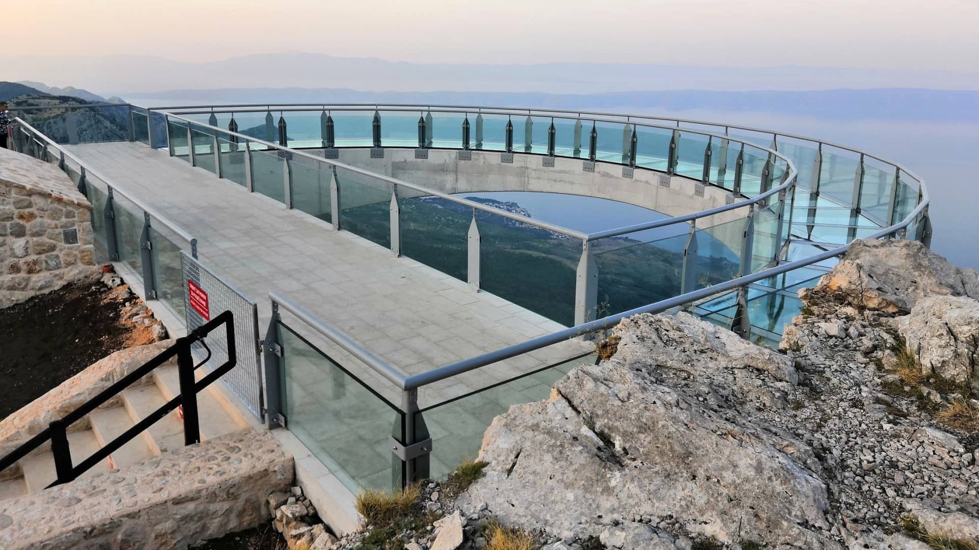 Jedinečná vyhlídková plošina Skywalk nad pohořím Biokovo