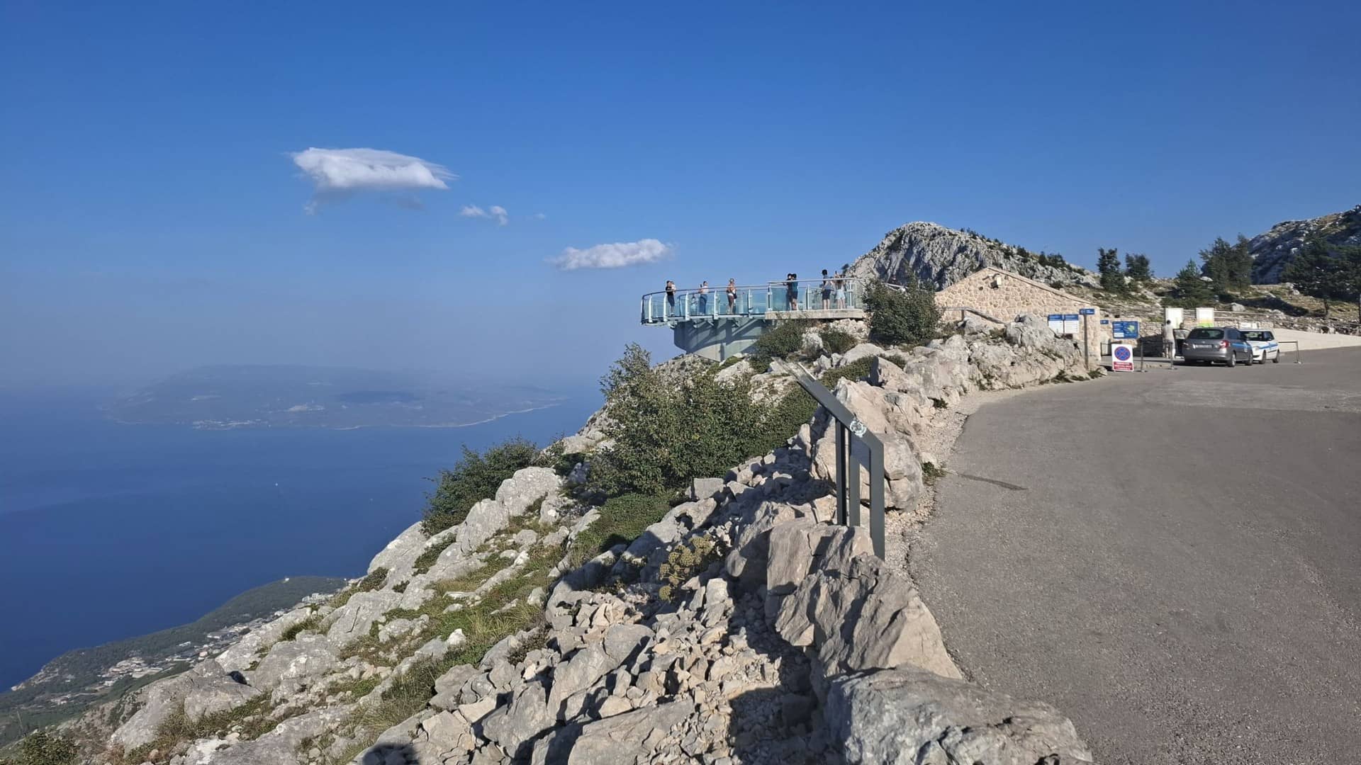Vyhlídka Skywalk přímo nad Makarskou