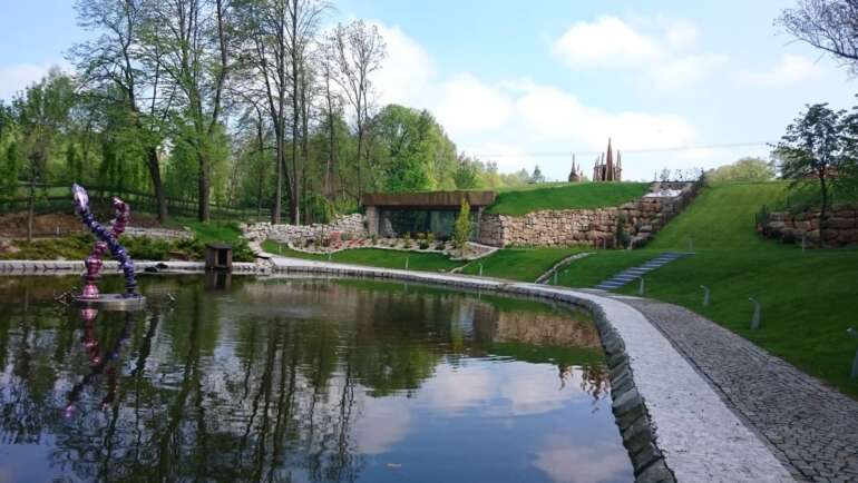 Zámek Petrovice slouží dnes jako luxusní hotel