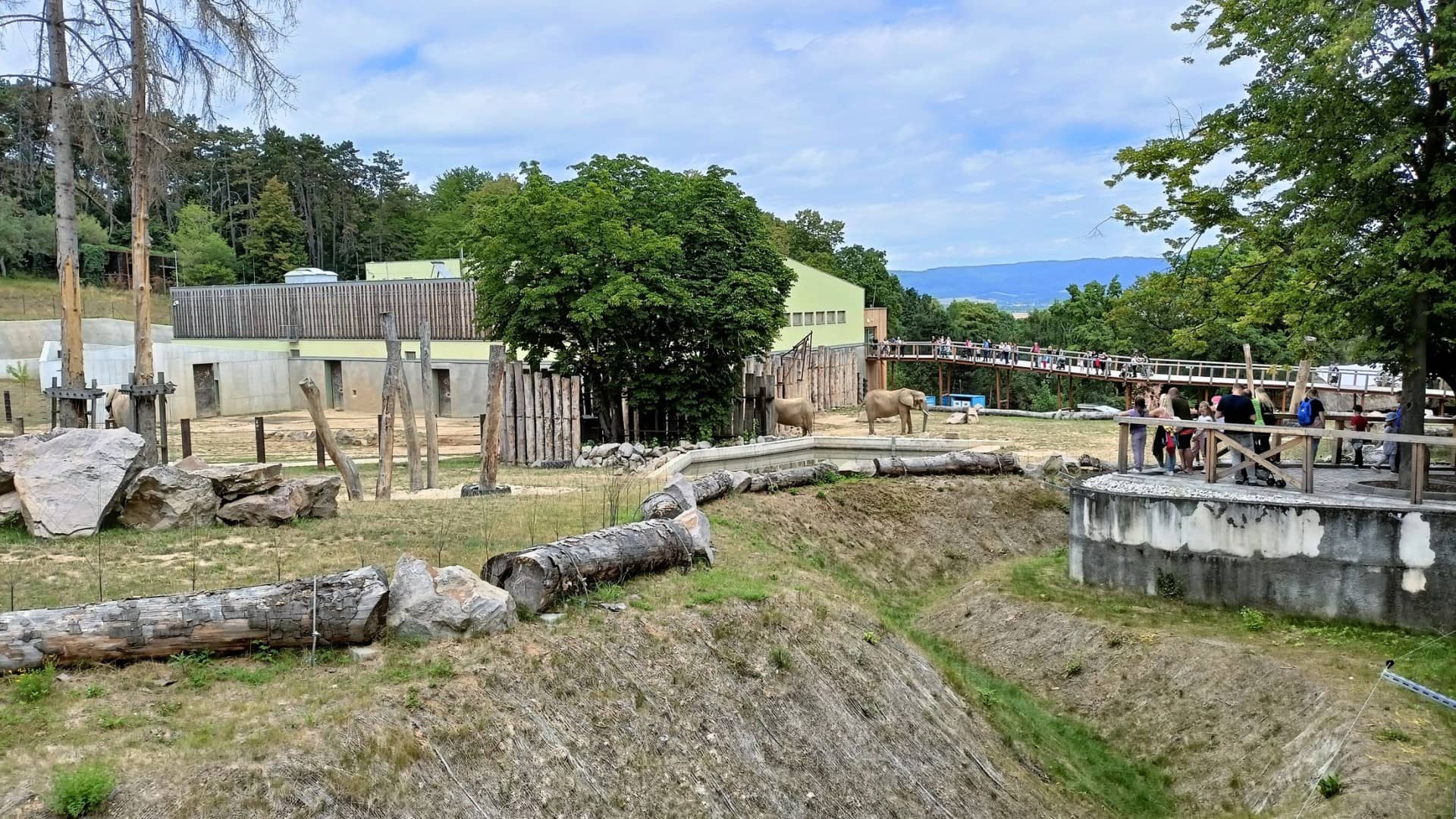 Je to rozlehlá a velmi hezky udržovaná zoologická zahrada